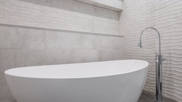 Peinture ou carrelage pour salle de bain.