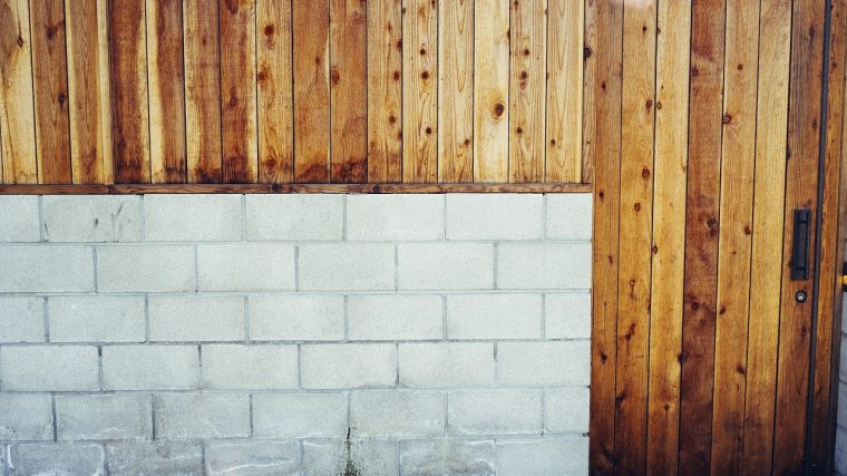 Décoration d'un abri de jardin en parpaing