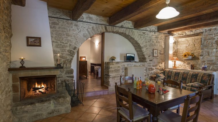Intérieur chalet bois et pierre pour harmoniser nature et confort