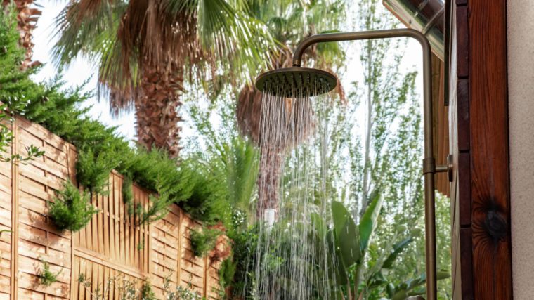bien choisir et installer des Douches extérieures piscine 